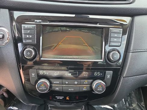 Used 2019 Nissan Rogue SV AWD/4WD image 18