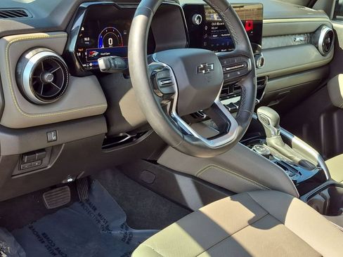 Used 2025 Chevrolet Colorado ZR2 w/ Technology Package AWD/4WD image 14