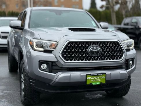 Used 2018 Toyota Tacoma TRD Sport w/ Technology Package image 7