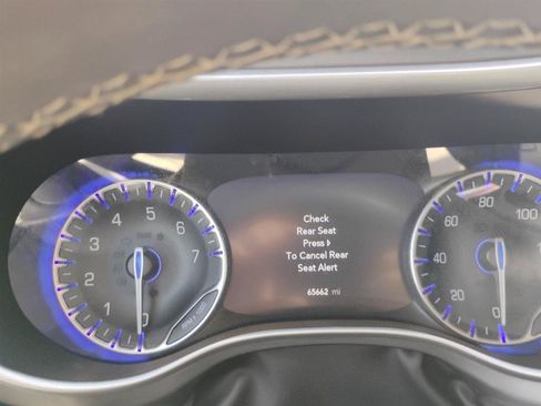 Used 2023 Chrysler Pacifica Touring-L FWD image 40