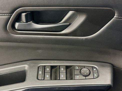 Used 2025 Nissan Pathfinder SV image 15