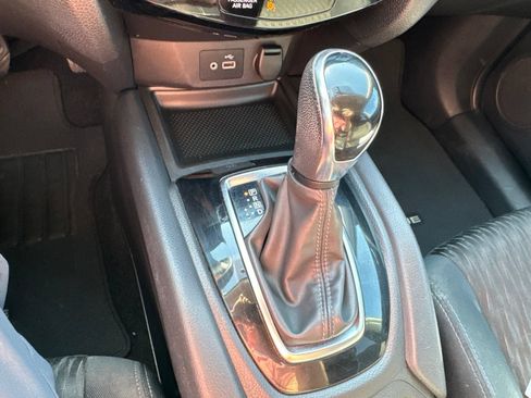 Used 2018 Nissan Rogue SV AWD/4WD image 18
