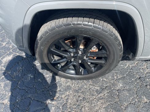 Used 2019 Jeep Grand Cherokee Altitude AWD/4WD image 10