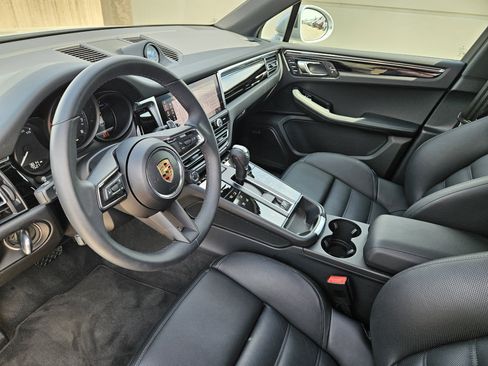 Certified 2025 Porsche Macan image 4