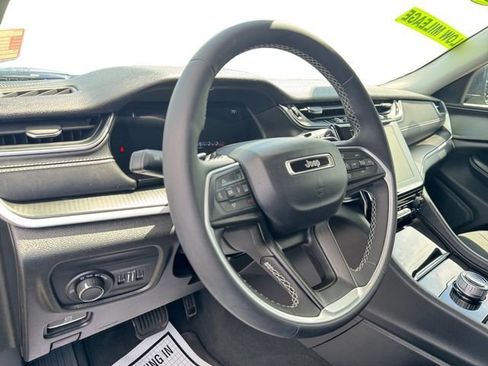 Used 2024 Jeep Grand Cherokee Laredo AWD/4WD image 14