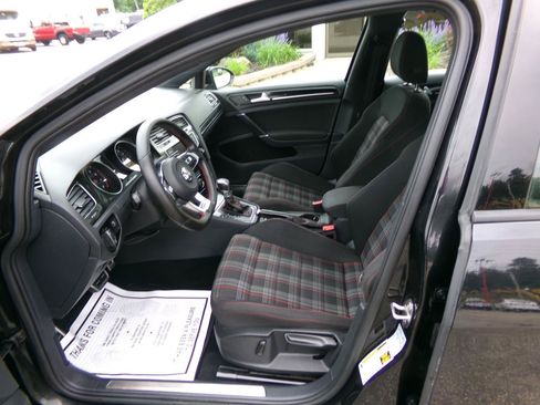 Used 2017 Volkswagen Golf 4-Door FWD image 10