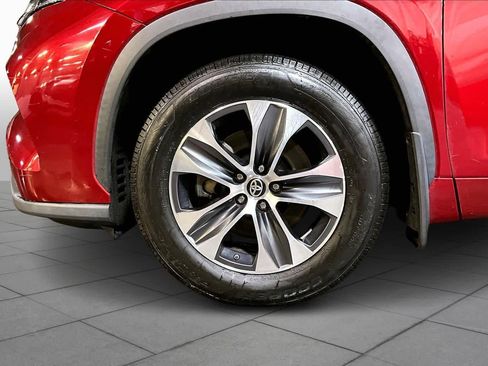 Used 2020 Toyota Highlander XLE image 11