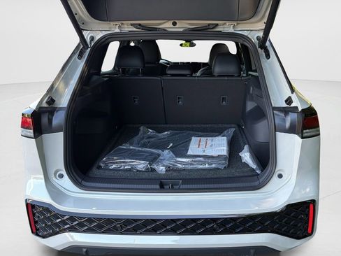 New 2026 Volkswagen Tiguan SE R-Line FWD image 9