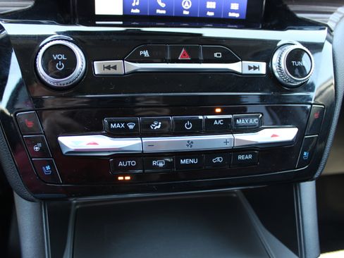 Used 2023 Ford Explorer Limited w/ Limited Technology Package RWD image 23