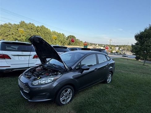 Used 2018 Ford Fiesta SE FWD image 2