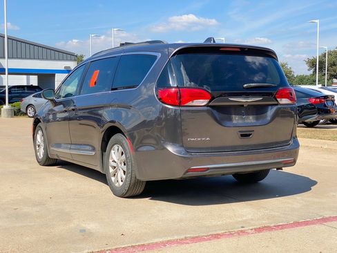 Used 2017 Chrysler Pacifica Touring-L image 18