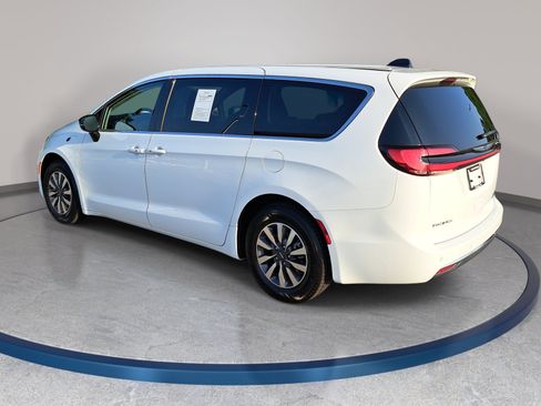 Used 2024 Chrysler Pacifica Limited FWD image 7