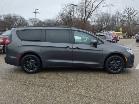 Certified 2019 Chrysler Pacifica Limited w/ S Appearance Package image 15
