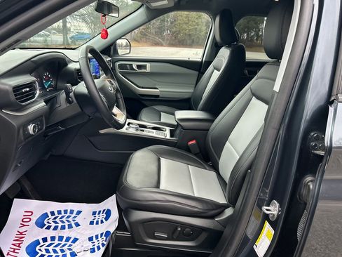 Used 2022 Ford Explorer XLT w/ Equipment Group 202A image 11