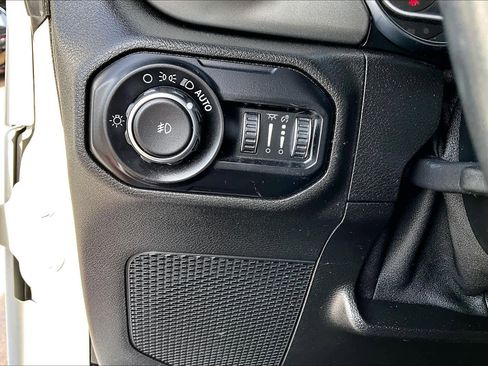 Used 2019 Jeep Wrangler Unlimited Sahara w/ Uconnect 4C Nav & Sound Group image 31