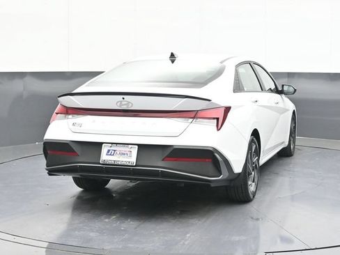 Used 2025 Hyundai Elantra Sport FWD image 13