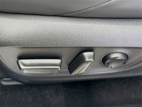 Used 2023 Toyota Venza Limited image 17