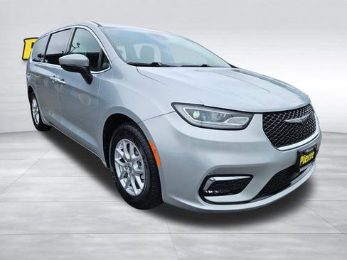 Used 2023 Chrysler Pacifica Touring-L FWD image 8