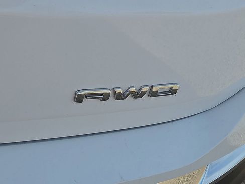 Used 2024 GMC Terrain SLT image 17