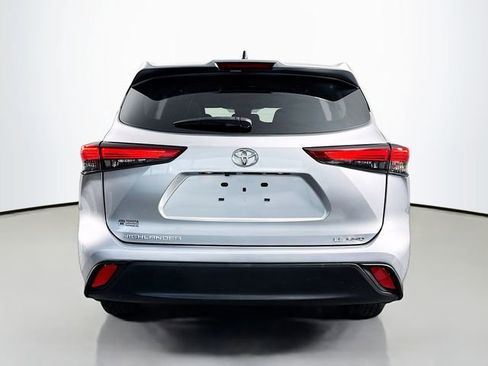 Used 2023 Toyota Highlander LE AWD/4WD image 7