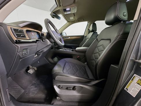 Used 2025 Volkswagen Atlas SE image 13