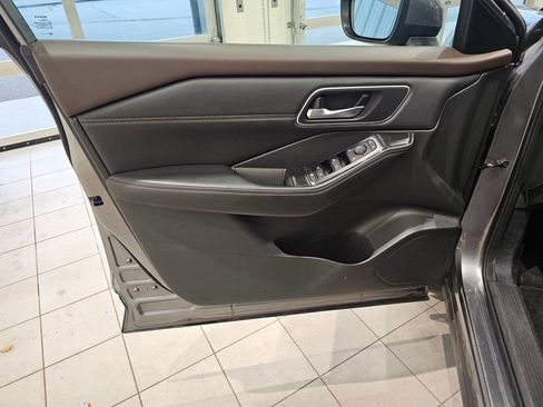 Used 2021 Nissan Rogue SV w/ Premium Package image 8