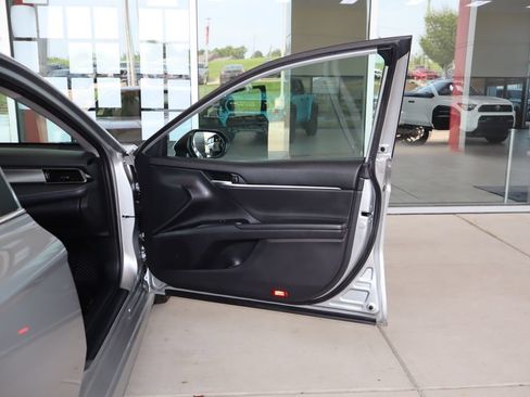 Used 2020 Toyota Camry SE w/ Sunroof Package FWD image 38