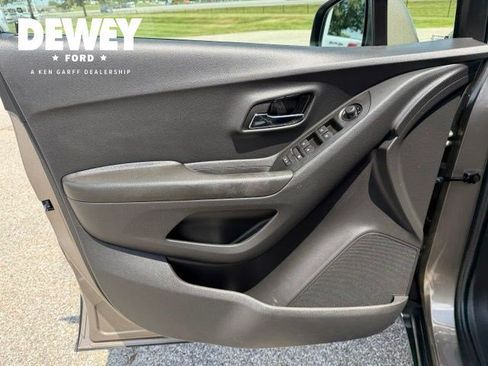 Used 2022 Chevrolet Trax LT w/ Premium Seat Package AWD/4WD image 10