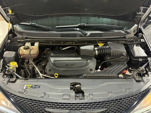 Used 2020 Chrysler Pacifica Touring-L AWD/4WD image 20