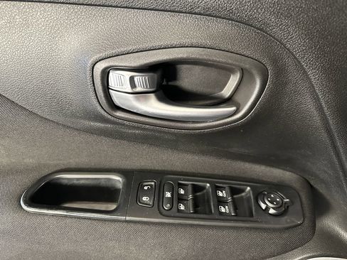 Used 2018 Jeep Renegade Latitude AWD/4WD image 18