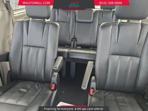 Used 2014 Chrysler Town & Country Touring-L w/ Driver Convenience Group image 11