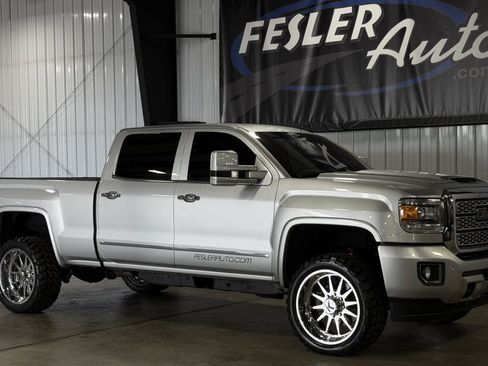 Used 2017 GMC Sierra 2500 SLT w/ Duramax Plus Package AWD/4WD image 12