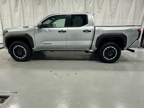 Used 2025 Toyota Tacoma TRD Off-Road w/ TRD Off Road Upgrade Package image 4