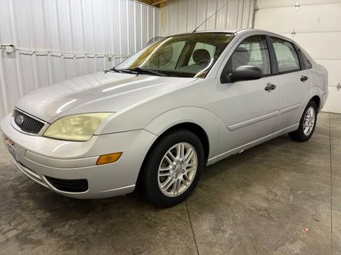 Used 2005 Ford Focus ZX4 Sedan FWD image 2