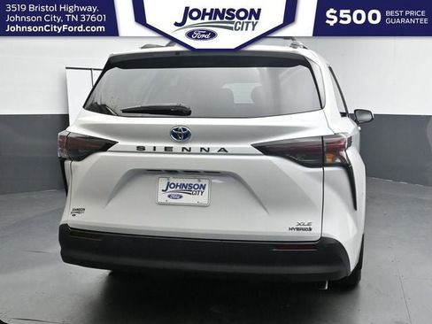 Used 2024 Toyota Sienna XLE FWD image 11