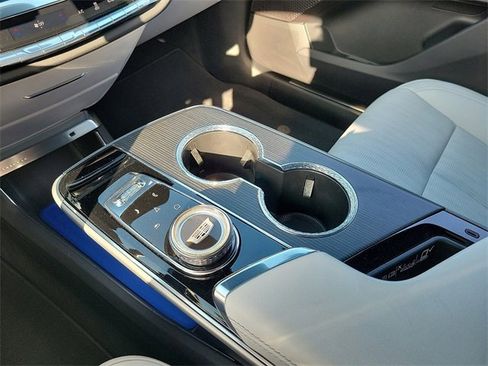 Used 2025 Cadillac Lyriq Luxury image 15