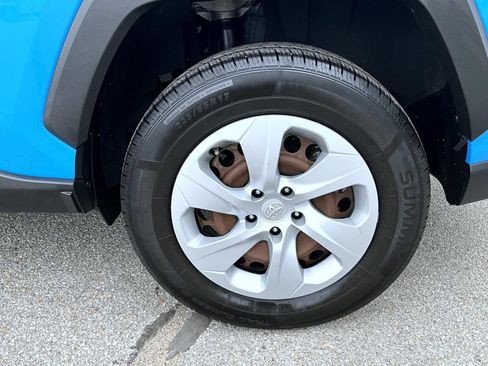 Used 2019 Toyota RAV4 LE w/ Carpet Mat Package AWD/4WD image 23