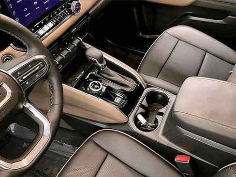 Used 2025 GMC Canyon Denali image 13