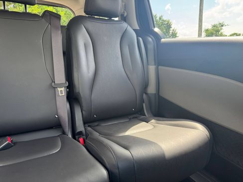 Used 2026 Kia Carnival FWD image 40