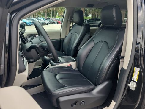 Used 2024 Chrysler Pacifica Touring-L FWD image 14