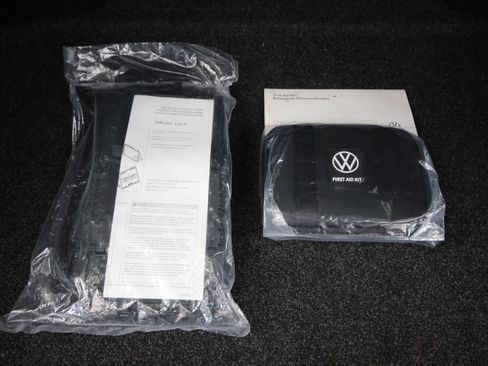 Used 2025 Volkswagen Taos SE AWD/4WD image 6