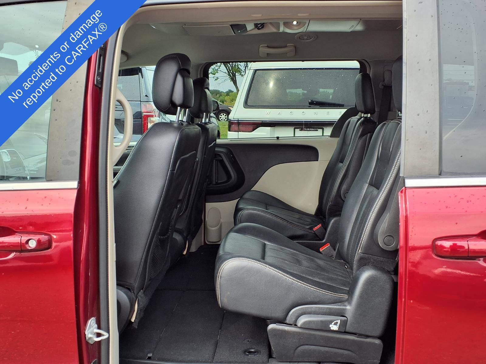 Used 2015 Chrysler Town & Country Touring-L FWD image 10