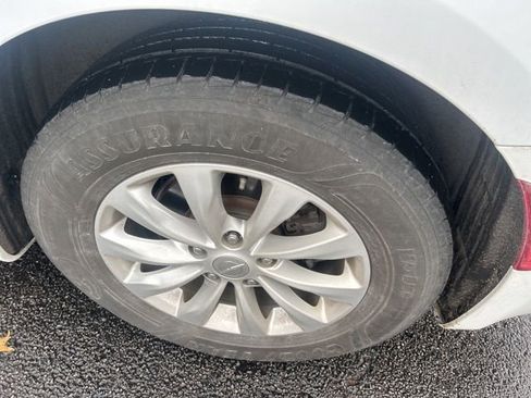 Used 2018 Chrysler Pacifica Touring-L image 13