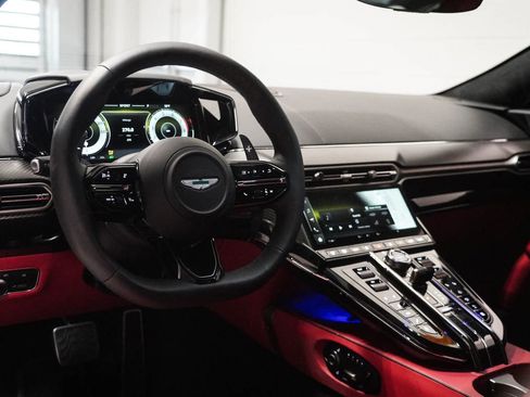 Used 2025 Aston Martin V8 Vantage Coupe image 15