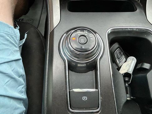 Used 2018 Ford Fusion SE w/ Fusion SE Technology Package FWD image 26