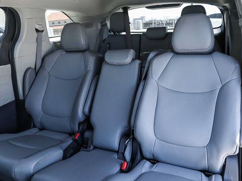 Used 2023 Toyota Sienna XLE w/ XLE Plus Package FWD image 17