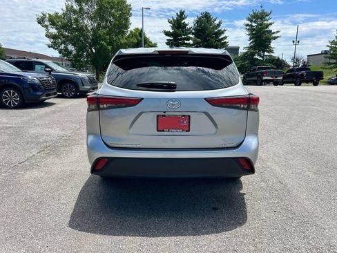 Used 2023 Toyota Highlander LE AWD/4WD image 4