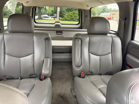 Used 2006 GMC Yukon XL SLT w/ SLT Preferred Equipment Group RWD image 12