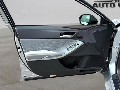 Used 2019 Toyota Avalon Limited image 11