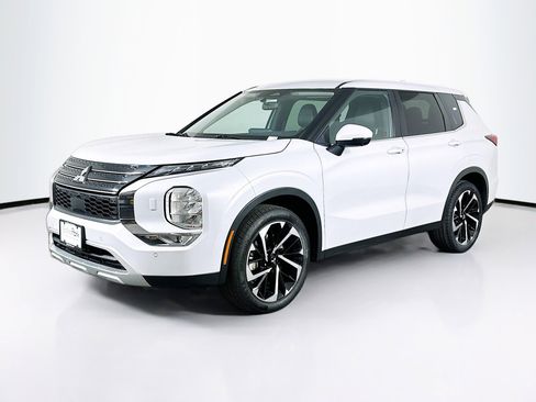 Used 2024 Mitsubishi Outlander SE image 3